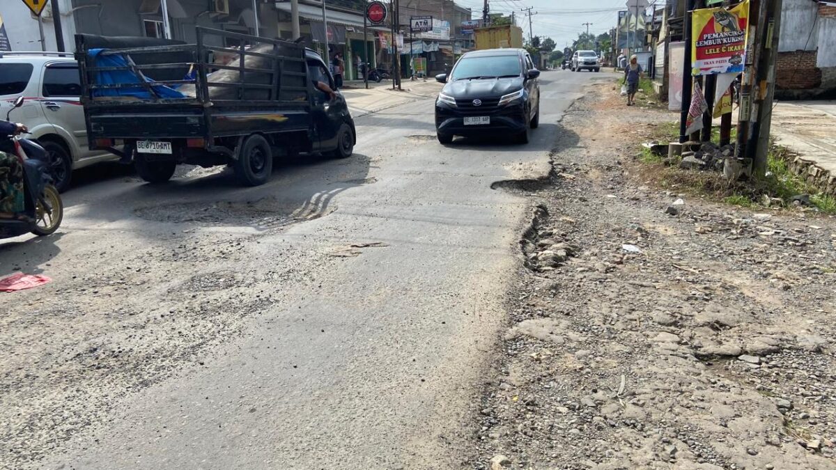 Kondisi Jalan Airan Raya Way Huwi Masih Banyak yang Berlubang