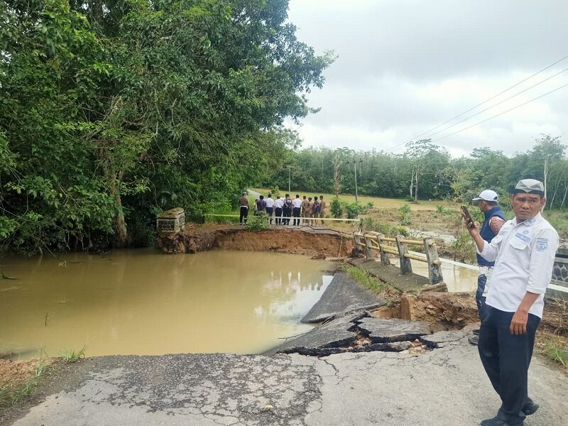 Jembatan Penghubung Antartiyuh Putus Lumpuhkan Aktivitas Warga