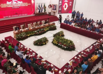 KPU menggelar rapat pleno pemutakhiran data pemilih berkelanjutan (PDPB) bersama perwakilan 38 KPU Provinsi, perwakilan DPP Partai, dan sejumlah kementerian di Gedung KPU RI, Jakarta, Rabu (17/12/2025). ANTARA/Muhammad Rizki