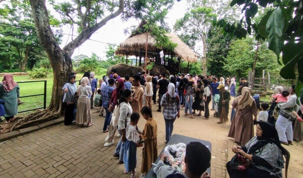 Suasana pengunjung di Lembah Hijau yang ramai untuk mengisi liburan. (Foto:Lampost.co)