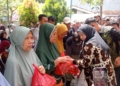 Keluarga Penerima Manfaat (KPM) senang mendapat bantuan berupa beras dan minyak goreng yang disalurkan langsung Walikota Bandar Lampung, Eva Dwiana, Jumat 5 Desember 2025.Lampost.co/Andi Apriadi.