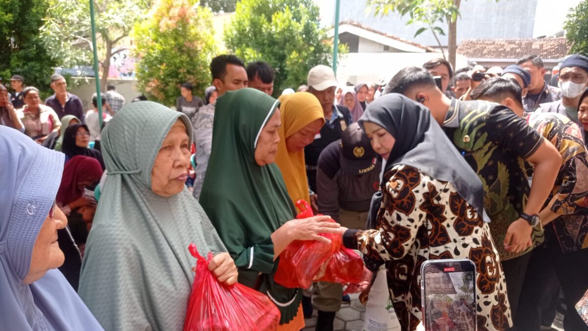 Keluarga Penerima Manfaat (KPM) senang mendapat bantuan berupa beras dan minyak goreng yang disalurkan langsung Walikota Bandar Lampung, Eva Dwiana, Jumat 5 Desember 2025.Lampost.co/Andi Apriadi.