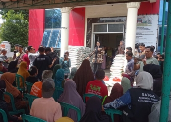 Sebanyak 52 ribu lebih keluarga penerima manfaat (KPM) mendapatkan bantuan berupa 20 kilogram beras dan 4 liter minyak goreng untuk periode Oktober–November 2025. Lampost.co/Andi Apriadi.