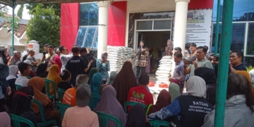 Sebanyak 52 ribu lebih keluarga penerima manfaat (KPM) mendapatkan bantuan berupa 20 kilogram beras dan 4 liter minyak goreng untuk periode Oktober–November 2025. Lampost.co/Andi Apriadi.