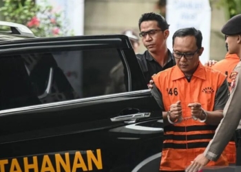 Tersangka kasus dugaan suap dan gratifikasi Bupati Lampung Tengah periode 2025-2030 Ardito Wijaya (tangah) keluar dari mobil tahanan menuju ruang konferensi pers di Gedung Merah Putih KPK, Jakarta, Kamis (11/12/2025). ANTARA FOTO/Sulthony Hasanuddin/nz/pri.