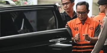 Tersangka kasus dugaan suap dan gratifikasi Bupati Lampung Tengah periode 2025-2030 Ardito Wijaya (tangah) keluar dari mobil tahanan menuju ruang konferensi pers di Gedung Merah Putih KPK, Jakarta, Kamis (11/12/2025). ANTARA FOTO/Sulthony Hasanuddin/nz/pri.