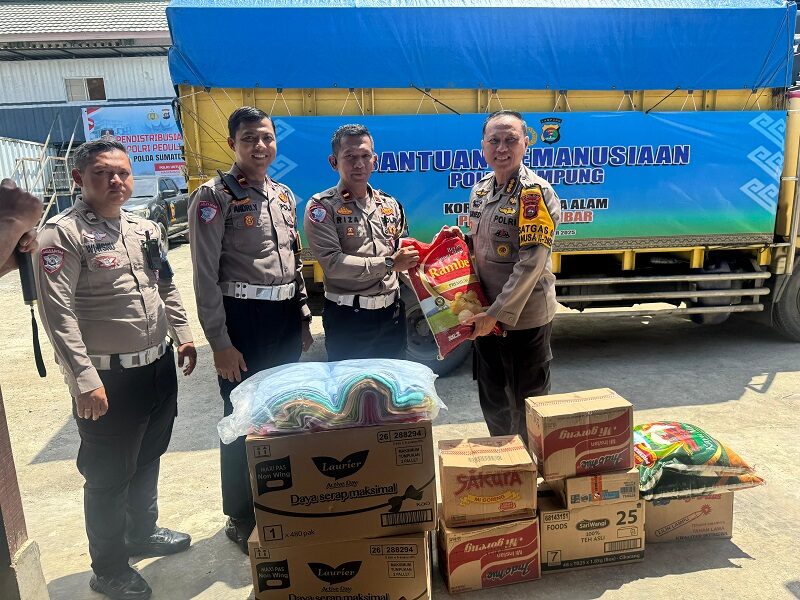 Bantuan Kemanusiaan Polda Lampung Tiba di Polda Sumbar meski 1 Truk Sempat Terguling