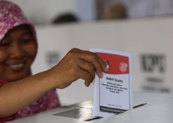 Masyarakat sedang memasukan surat suara mengikuti pesta demokrasi. Dok Lampost.co