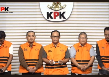 Bupati Lampung Tengah, Ardito Wijaya berompi orange saat konferensi pers Komisi Pemberantasan Korupsi (KPK) di Kantor KPK Jakarta, Kamis, 11 Desember 2025. Dok: Tangkapan Layar Youtube KPK
