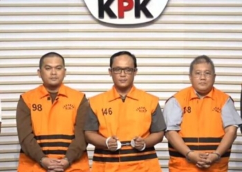 Bupati Lampung Tengah, Ardito Wijaya berompi orange saat konferensi pers Komisi Pemberantasan Korupsi (KPK) di Kantor KPK Jakarta, Kamis, 11 Desember 2025. Dok: Tangkapan Layar Youtube KPK