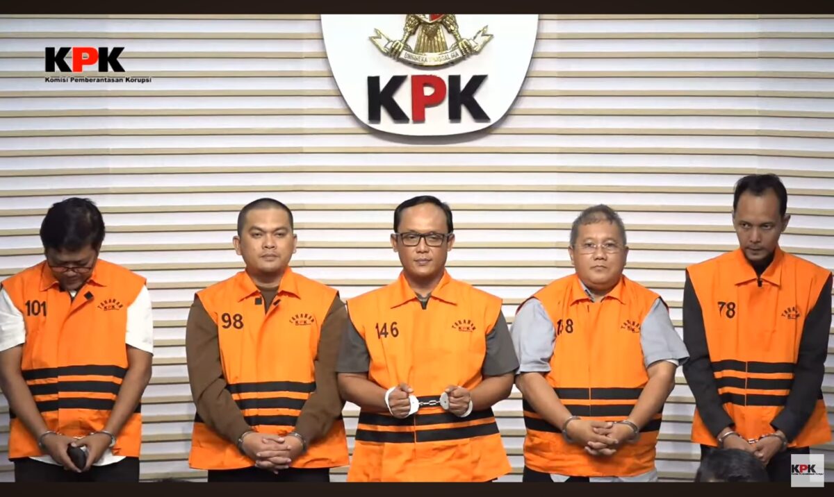 Bupati Lampung Tengah, Ardito Wijaya berompi orange saat konferensi pers Komisi Pemberantasan Korupsi (KPK) di Kantor KPK Jakarta, Kamis, 11 Desember 2025. Dok: Tangkapan Layar Youtube KPK