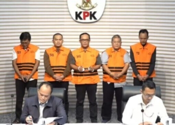 Bupati Lampung Tengah, Ardito Wijaya berompi orange saat konferensi pers Komisi Pemberantasan Korupsi (KPK) di Kantor KPK Jakarta, Kamis, 11 Desember 2025. Dok: Tangkapan Layar Youtube KPK