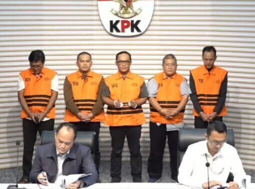Bupati Lampung Tengah, Ardito Wijaya berompi orange saat konferensi pers Komisi Pemberantasan Korupsi (KPK) di Kantor KPK Jakarta, Kamis, 11 Desember 2025. Dok: Tangkapan Layar Youtube KPK