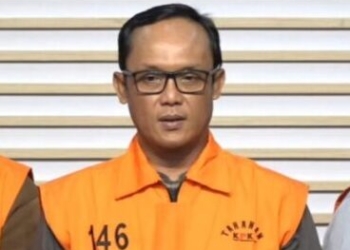 Bupati Lampung Tengah, Ardito Wijaya berompi orange saat konferensi pers Komisi Pemberantasan Korupsi (KPK) di Kantor KPK Jakarta, Kamis, 11 Desember 2025. Dok: Tangkapan Layar Youtube KPK