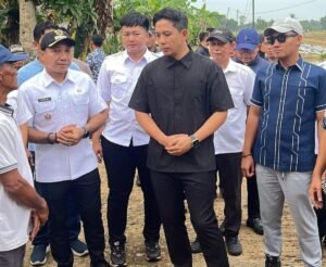 Tol Bakter Dampingi Bupati Lamsel Salurkan Bantuan untuk Korban Puting Beliung di Candipuro