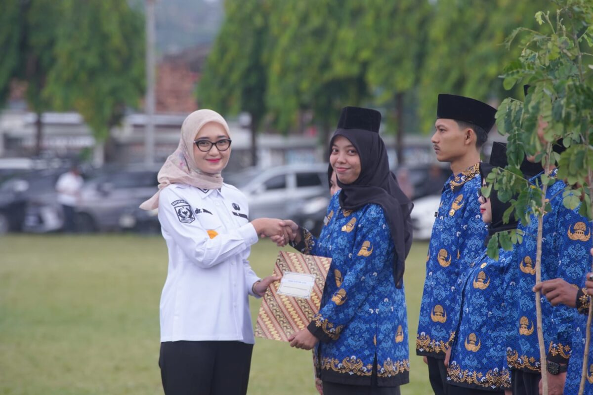 Wagub Jihan Serahkan SK 863 PPPK Paruh Waktu, Tekankan Integritas dan Pelayanan