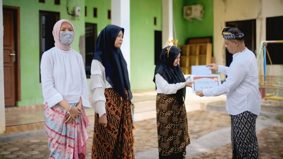 Penyerahan Penghargaan Apresiasi Guru dan Tenaga Kependidikan (GTK) YSCL Tahun 2025 kepada lima pendidik terpilih pada Sabtu, 29 November 2025.