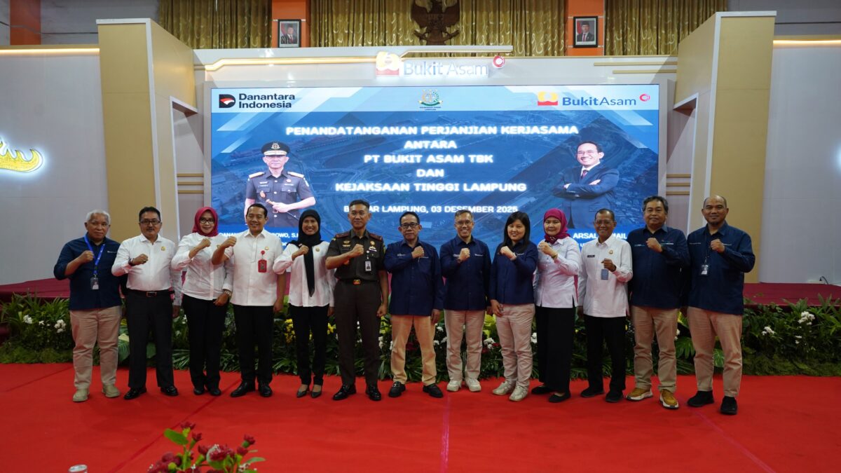 PT Bukit Asam Tbk (PTBA) menandatangani Perjanjian Kerja Sama (PKS) dengan Kejaksaan Tinggi (Kejati) Lampung terkait bantuan hukum dalam bidang perdata dan tata usaha negara.