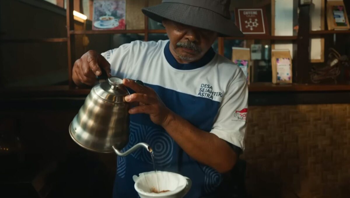 Kegiatan pelatihan teknik penyeduhan kopi yang baik membantu petani Desa Sejahtera Astra Cikajang memahami standar kualitas dan cita rasa kopi arabika yang siap dipasarkan.