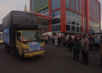 Walikota Bandar Lampung, Eva Dwiana melepaskan 13 truk bermuatan bantuan bagi korban bencana alam di Aceh, Sumatra Barat, dan Sumatra Utara, Sabtu 6 Desember 2025.Lampost.co/Andi Apriadi.