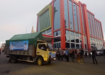 Pemkot Bandar Lampung lepas 13 truk bantuan untuk korban bencana Sumatra, di halaman Kantor Pemkot, Sabtu 13 Desember 2025. Foto Andi Apriadi