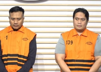 Kajari HSU Albertus Parlinggoman dan Kasi Intel Kejari HSU Asis Budianto ditahan KPK. Foto: Tangkapan layar YouTube KPK.