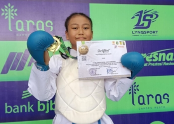 Caption Foto : Aurelia Clarissa Triyono siswi kelas 7 SMPN 22 Bandar Lampung berhasil meraih medali emas dalam ajang bergengsi Krakatau Nasional Karate Championship Karate Championship 2025, Cilegon, Banten.Dok