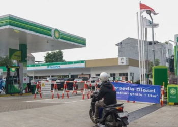 Sejumlah kendaraan mengisi BBM di SPBU swasta. Antara