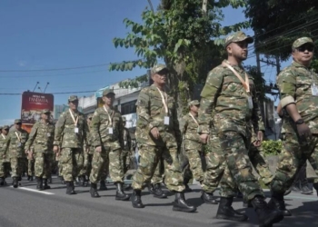 Sejumlah wakil kepala daerah mengenakan seragam komponen cadangan (komcad) berbaris memasuki gerbang Kompleks Akademi Militer Magelang, Jawa Tengah, Kamis (27/2/2025). ANTARA FOTO/Anis Efizudin/foc.