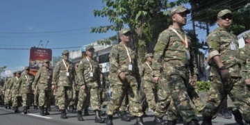 Sejumlah wakil kepala daerah mengenakan seragam komponen cadangan (komcad) berbaris memasuki gerbang Kompleks Akademi Militer Magelang, Jawa Tengah, Kamis (27/2/2025). ANTARA FOTO/Anis Efizudin/foc.