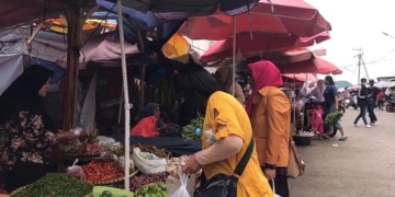elang perayaan natal dan tahun baru, harga seluruh komoditi seperti cabai di pasar tradisional Bandar Lampung mulai merangkak naik drastis. Lampost.co/Andi Apriadi
