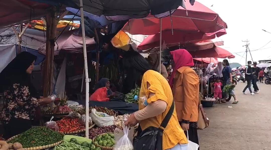elang perayaan natal dan tahun baru, harga seluruh komoditi seperti cabai di pasar tradisional Bandar Lampung mulai merangkak naik drastis. Lampost.co/Andi Apriadi