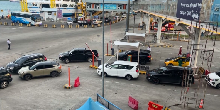 Situasi pelabuhan Bakauheni, Lampung Selatan padat kendaraan. // Dok ASDP Lampung