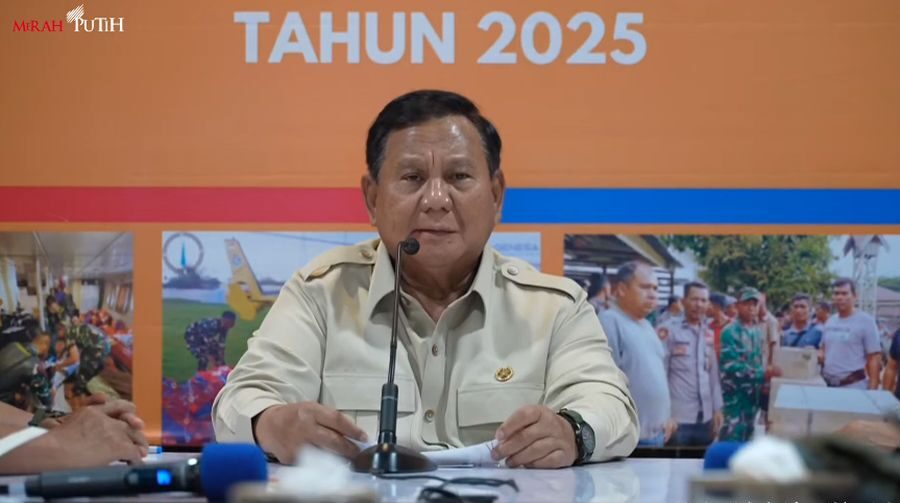Foto: Presdien Prabowo Subianto menyampaikan arahan dari banda Aceh terkait penanganan dan pemulihan bencana Aceh, Sumbar, dan Sumut pada Mingggu (7/12/2025). (YouTube/Sekretariat Presiden) Baca artikel CNBC Indonesia "Prabowo Sorot Bupati Aceh Umrah saat Bencana, Minta Mendagri Copot!" selengkapnya di sini: https://www.cnbcindonesia.com/news/20251208082938-4-691930/prabowo-sorot-bupati-aceh-umrah-saat-bencana-minta-mendagri-copot Download Apps CNBC Indonesia sekarang https://app.cnbcindonesia.com/
