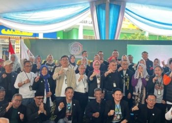 Reuni Akbar alumni SD Teladan Rawa Laut digelar di lingkungan sekolah setempat, Minggu, 21 Desember 2025. Kegiatan ini mempertemukan alumni lintas angkatan dari tahun 1970 hingga 2000 yang kini telah berkiprah di berbagai bidang. Lampost.co/Silvia Agustina.