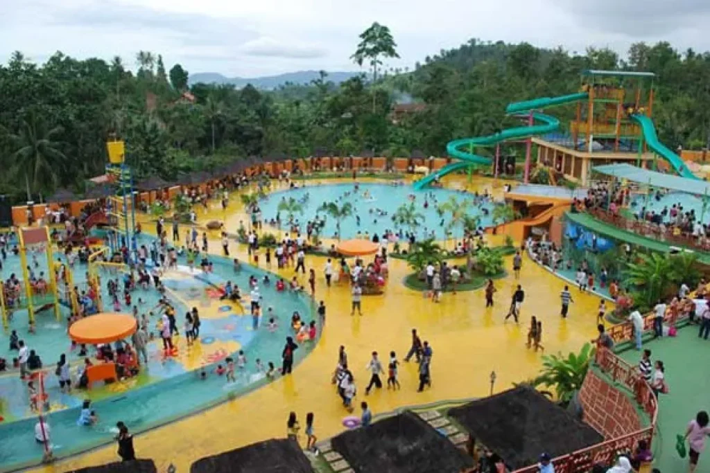 Arena waterboom Lembah Hijau yang selalu ramai terlebih saat musim liburan.