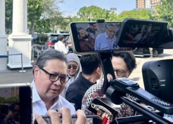 Menteri Koordinator Bidang Perekonomian Airlangga Hartarto menjawab pertanyaan wartawan sebelum mengikuti rapat terbatas yang dipimpin oleh Presiden Prabowo Subianto di Istana Kepresidenan RI, Jakarta, Senin (5/1/2026). ANTARA/Maria Cicilia Galuh.