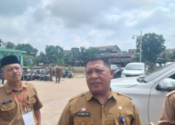 Pelaksana Tugas (Plt) Kadis Pendidikan Provinsi Jambi, Muhammad Umar saat memberikan keterangan kepada media terkait perseteruan antara seorang guru dan siswa di SMKN 3 Tanjab Timur, Rabu (14/1/2026). ANTARA/Agus Suprayitno.