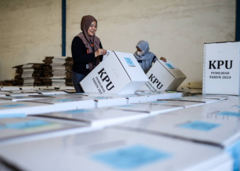 Petugas sedang bersiap mendistribusikan logistik PSU Pilkada Kabupaten Serang beberapa waktu lalu. (Dok. Antara)