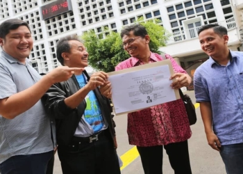 Pakar telematika Roy Suryo(kedua kiri) dan pengamat kebijakan publik Bonatua Silalahi (kedua kanan) memamerkan salinan fotokopi ijazah Presiden ke-7 Joko Widodo di Gedung Komisi Pemilihan Umum (KPU), Jakarta, Jumat (24/10/2025(MI/Susanto)