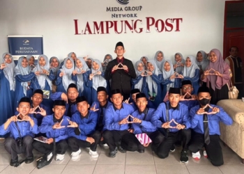 Santri PPTQ Assahil Waway Karya Kunjungi Lampung Post, Belajar Dunia Jurnalistik