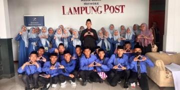 Santri PPTQ Assahil Waway Karya Kunjungi Lampung Post, Belajar Dunia Jurnalistik