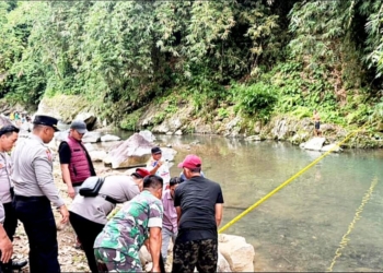 Polisi melakukan cek TKP anak tenggelam di Wisata Way Lalaan, Tanggamus. Dok Polres