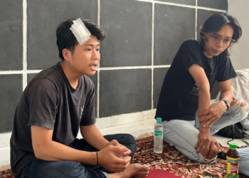 Warga Pesisir Barat yang juga Pegawai Bank Himbara, Hendra Winata, Selasa, 6 Januari 2026 menceritakan kronologis kejadian saat ia menjadi korban penganiayaan di indekos Jalan Nunyai, Kelurahan Rajabasa Nunyai, Kecamatan Rajabasa, Bandar Lampung, Minggu malam, 4 Januari 2026. (Lampost.co / Asrul Septian Malik)