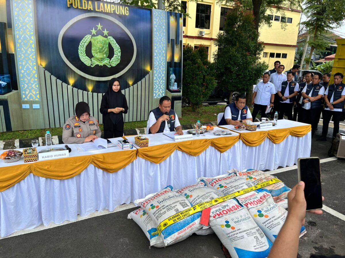 Direktorat Reserse Kriminal Khusus (Ditreskrimsus) Polda Lampung gelar ekspose penetapan tiga orang tersangka dalam kasus penyelewengan distribusi pupuk bersubsidi wilayah Lampung Tengah, Rabu, 7 Januari 2026. (Foto: Lampost.co / Asrul Septian Malik)