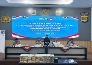 Kapolda Lampung, Irjen Pol Helfi Assegaf menggelar ekspose di Mapolres Lampung Selatan, Senin, 12 Januari 2026. Dok Lampost.co