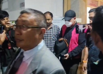 Kejaksaan Tinggi (Kejati) Lampung resmi melimpahkan berkas perkara Dendi Ramadhona beserta lima tersangka lain kepada Kejaksaan Negeri (Kejari) Pesawaran, Rabu malam, 14 Januari 2026. Dok