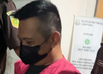 Tim Penyidik Bidang Tindak Pidana Khusus Kejaksaan Tinggi (Kejati) Lampung menahan dua orang tersangka baru kasus dugaan korupsi penyimpangan anggaran pada Sekretariat DPRD Kabupaten Lampung Utara tahun anggaran 2022. Dok Lampost.co