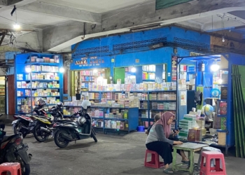 Toko buku di lantai dasar Ramayana, Bandar Lampung. Lampost.co/Restu