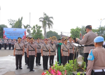 Kapolresta Bandar Lampung, Kombes Pol Alfret Jacob Tilukay memimpin upacara serah terima jabatan lima Pejabat Utama (PJU) dan satu Kapolsek di Lapangan Mapolresta setempat, Sabtu, 24 Januari 2026. Dok Polresta Bandar Lampung